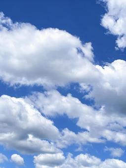 雲のある夏空 雲のある夏空の写真