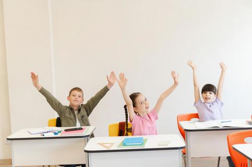 カメラ目線で万歳する生徒たち 男の子,女の子,子どもの写真素材