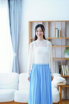 カメラ目線で笑うスカートの日本人女性 女性,笑う,笑顔の写真素材