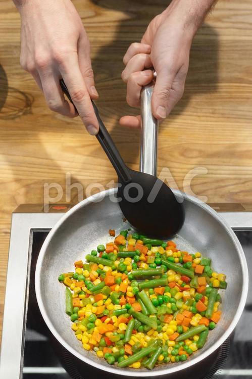 フライパンで野菜を炒める手 キュイジーヌ,キッチン,厨房の写真素材