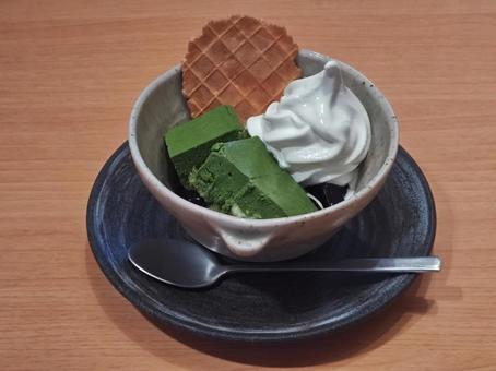 抹茶アイスクリーム(スプーンあり) 抹茶アイスクリーム(スプーンあり)の写真