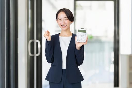 電卓を持つ女性 ビジネス,電卓,お金の写真素材