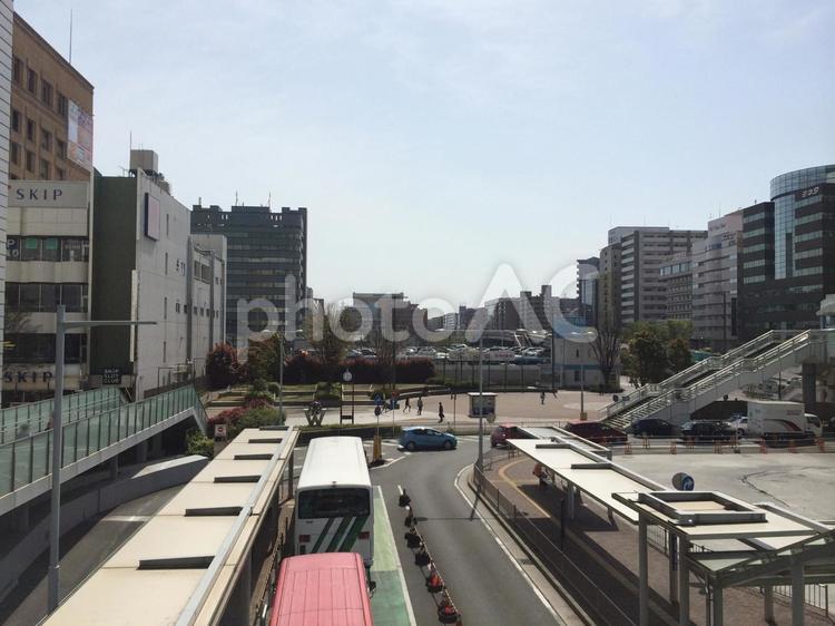 新横浜駅のバスターミナルと広場、街並み バスターミナル,バス停,停車の写真素材