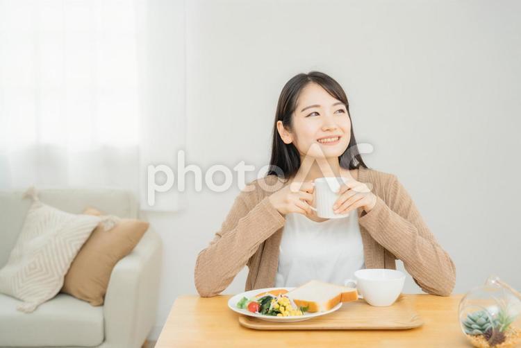 ホットドリンクを飲む女性（食事） ホットドリンク,コーヒー,お茶の写真素材