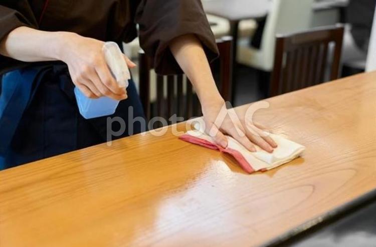 店内の清掃をする和食の従業員 清掃,女性,配膳の写真素材
