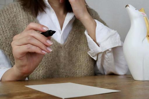 ハガキを書く女性　年賀状イメージ 年賀状,書く,午年の写真素材