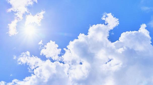 ギラギラ太陽爽やかな青空とスッキリした雲 ギラギラ太陽爽やかな青空とスッキリした雲 空,太陽,雲の写真素材