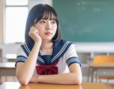 授業中に考える女子学生の写真