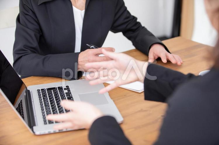 相談を受ける女性スタッフ 相談,女性,パソコンの写真素材