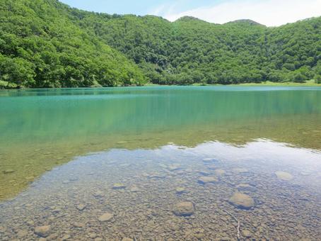 五色沼の湖面と対岸の稜線 五色沼の湖面と対岸の稜線 日光白根山,白根山,五色沼の写真素材