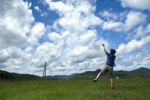 <素材>公園でキャッチボールをする男の子 <素材>公園でキャッチボールをする男の子 子供,男性,人物の写真素材