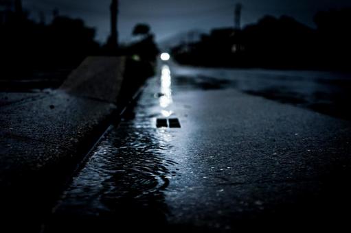 <素材>暗い夜の雨の中の道路の風景 <素材>暗い夜の雨の中の道路の風景の写真