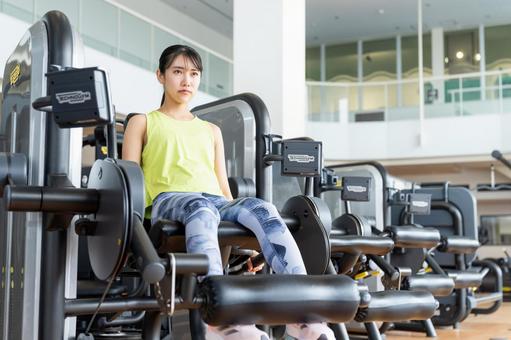 ジムでトレーニングする若い女性 ジム,フィットネス,トレーニングの写真素材