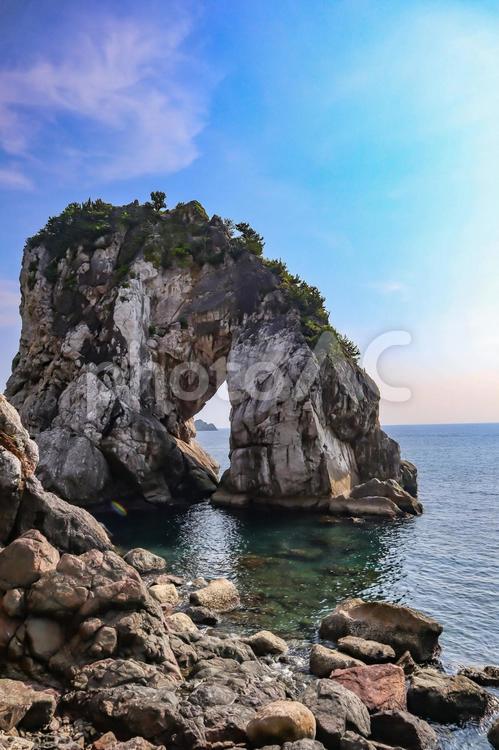 海辺の小窓 夏,海,海岸の写真素材