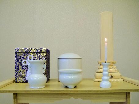 An urn and mitsu-gusoku installed on a Shiraki desk, bone pots, urn, bardo dais, JPG