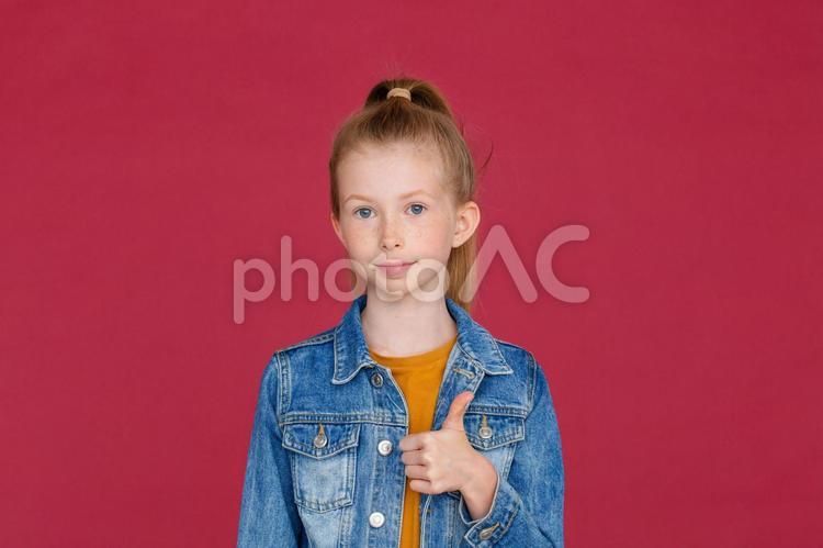 カメラ目線でグッドをする女の子 女の子,カメラ目線,グッドの写真素材