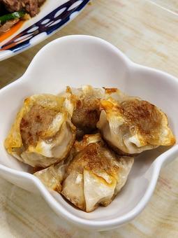 焼きシュウマイ 焼きシュウマイ 食事,おいしい,料理の写真素材