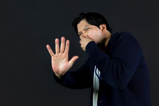 鼻を押さえる男性 鼻を押さえる男性 男性,鼻,手の写真素材
