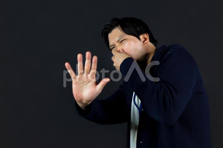 鼻を押さえる男性 男性,鼻,手の写真素材