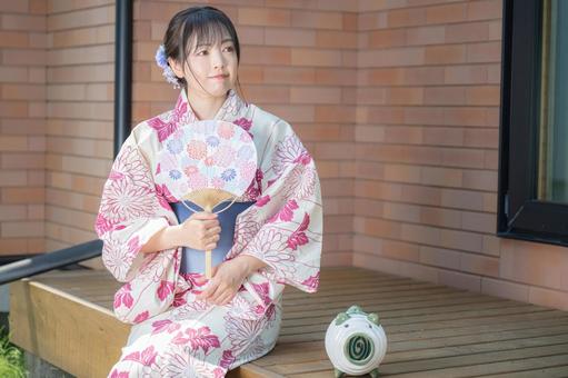 縁側に座る浴衣女性 女性,浴衣,和装の写真素材