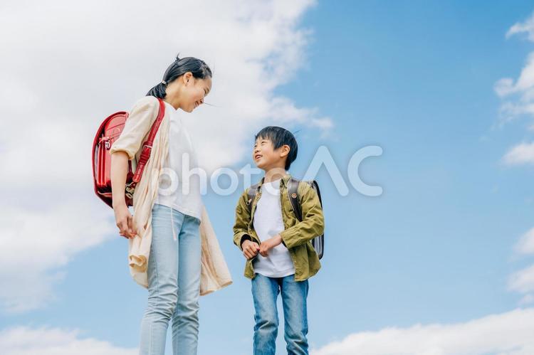 空と小学生 小学生,子供,児童の写真素材