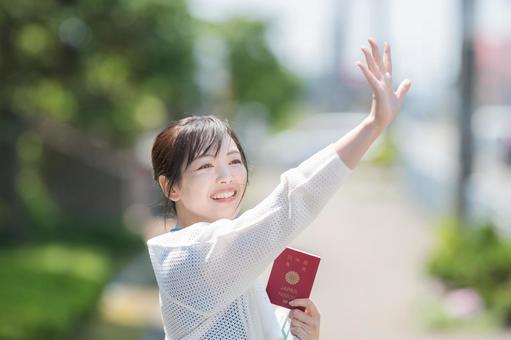 笑顔で手を振る女性 笑顔で手を振る女性 旅立ち,見送る,別れの写真素材
