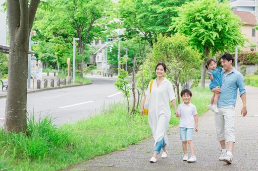 手を繋いで屋外を散歩する親子 手を繋いで屋外を散歩する親子 人物,家族,手を繋ぐの写真素材