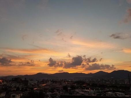 オレンジ色に染まる街と夕日 オレンジ色に染まる街と夕日の写真