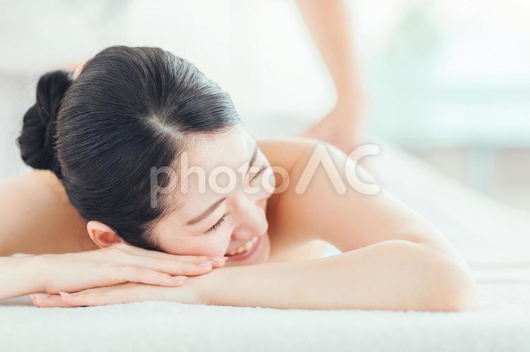 マッサージを受ける女性（腰） マッサージ,整体,エステの写真素材
