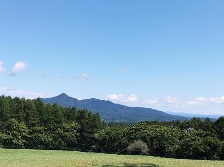 青い空と山 青い空と山の写真