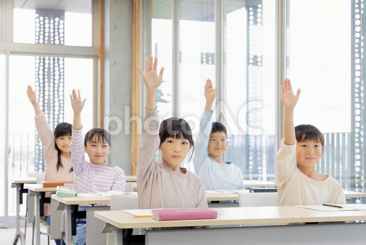 学習塾で勉強する小学生 小学生,塾,女性の写真素材