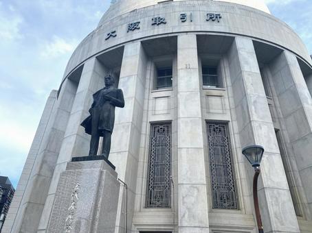 大阪証券取引所ビルと五代友厚像 大阪証券取引所ビルと五代友厚像 大阪取引所,大阪証券取引所ビル,五代友厚の写真素材
