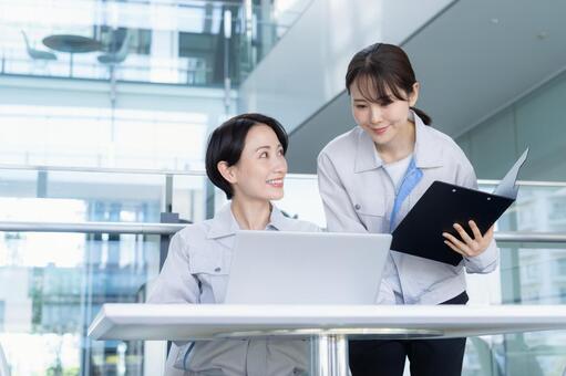 ビルメンテナンスする女性エンジニア 不動産,会議,エンジニアの写真素材