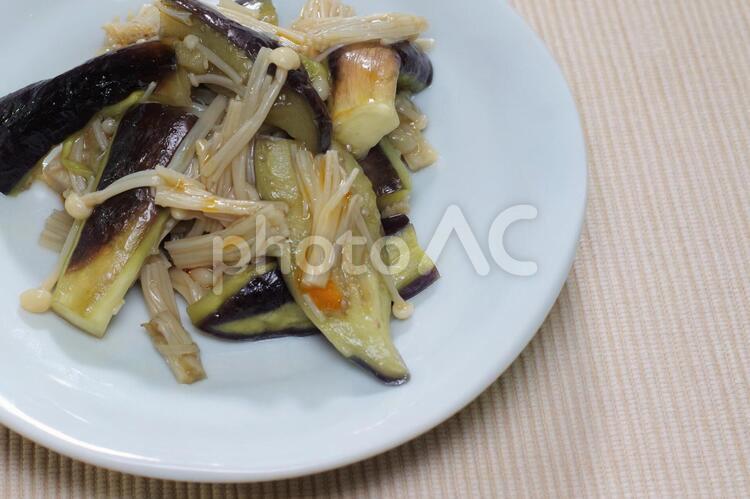 蒸したエノキと茄子のピリ辛和え 和え物,蒸した,蒸すの写真素材
