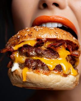 食欲をそそるハンバーガーと女性の唇 食欲をそそるハンバーガーと女性の唇の写真