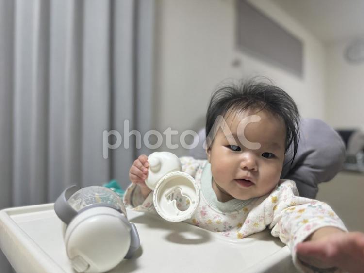 カメラに手を伸ばす赤ちゃん 赤ちゃん,お菓子,練習の写真素材