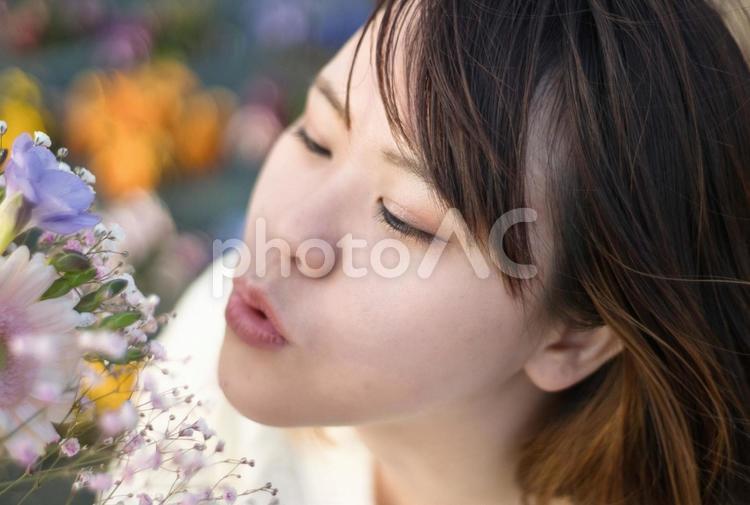 可愛い日本人の笑顔の女性と花 女性,春,女の子の写真素材