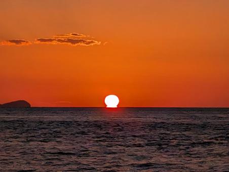伊予灘のだるま夕日 だるま夕日,日没,水平線の写真素材