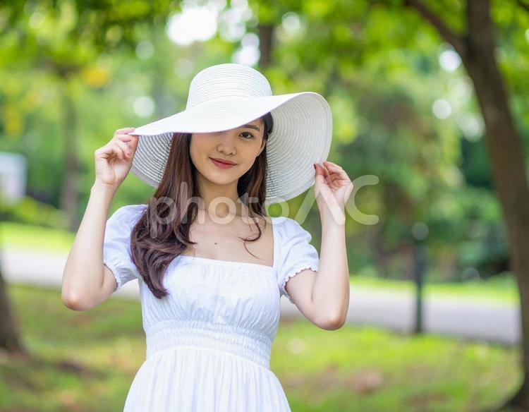 大きな帽子を被ったおしゃれな女性 ai生成,帽子,ワンピースの写真素材