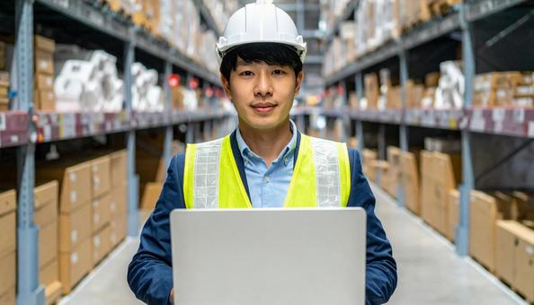 パソコンに向かう工務店の男性 パソコンに向かう工務店の男性の写真