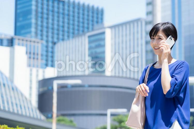 オフィス街で働く若いビジネスウーマン ビジネスウーマン,ビジネス,女性の写真素材