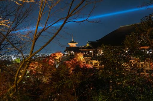 三重塔ライトアップと紅葉と京都タワー2 三重塔ライトアップと紅葉と京都タワー2 清水寺,三重塔,ライトアップの写真素材