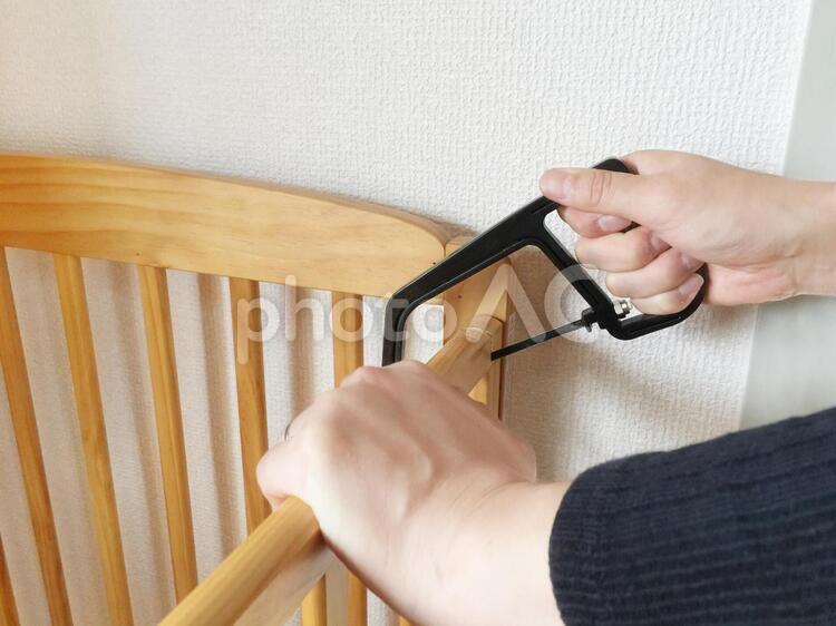 ベッドをのこぎりで解体して再利用！ 解体,diy,ノコギリの写真素材