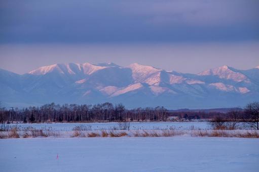 朝焼けに染まる日高山脈の山並み 朝焼けに染まる日高山脈の山並み 雪原,雪山,雪の写真素材