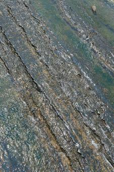 平な岩場を流れる清流 平な岩場を流れる清流の写真