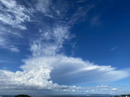 空を覆い始める雲 空を覆い始める雲の写真