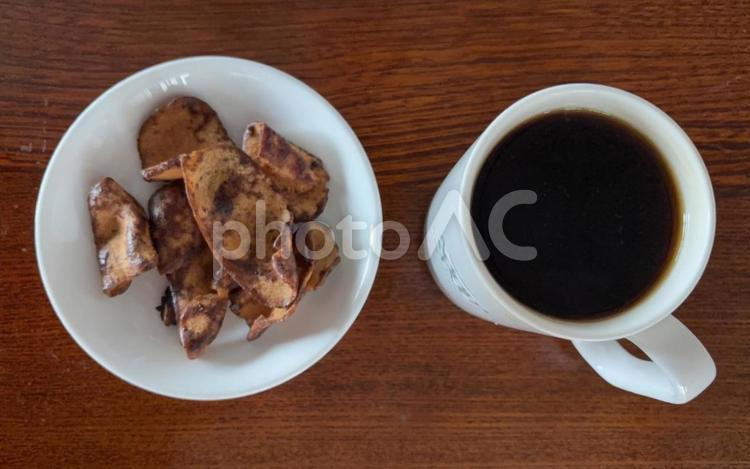 コーヒーとチョコがけ黒糖かりんとうの休息 コーヒータイム,コーヒーブレイク,コーヒーの写真素材