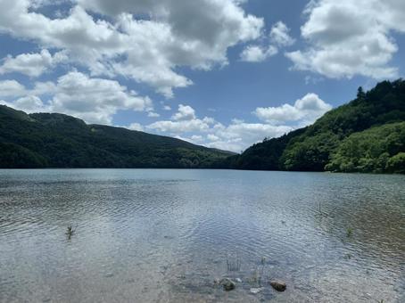 夏空の下に広がる静寂の山間湖 夏空の下に広がる静寂の山間湖 湖,夏空,雲の写真素材
