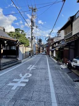 京都の石畳と古民家の間に見える五重塔 京都,五重塔,塔の写真素材