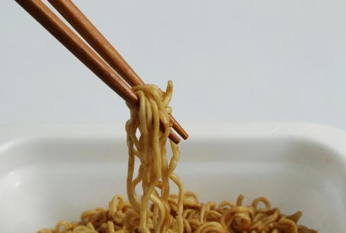 箸で持つ焼きそば 箸で持つ焼きそば 焼きそば,箸,麺の写真素材